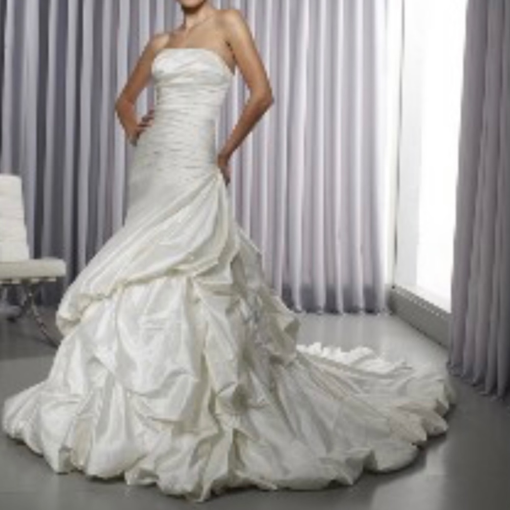 Angelina Faccenda Wedding dress brand new size 4